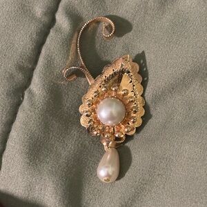 Elegant Gold and Pearl Brooch